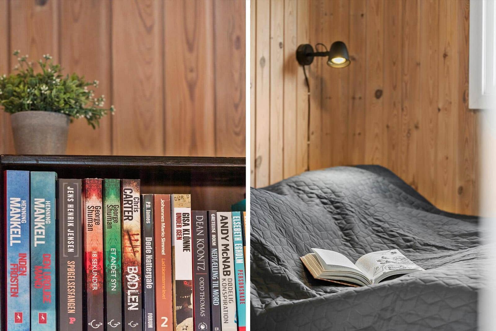 Bett mit geöffnetem Buch und Wandlampe. Bücherregal mit Pflanze.