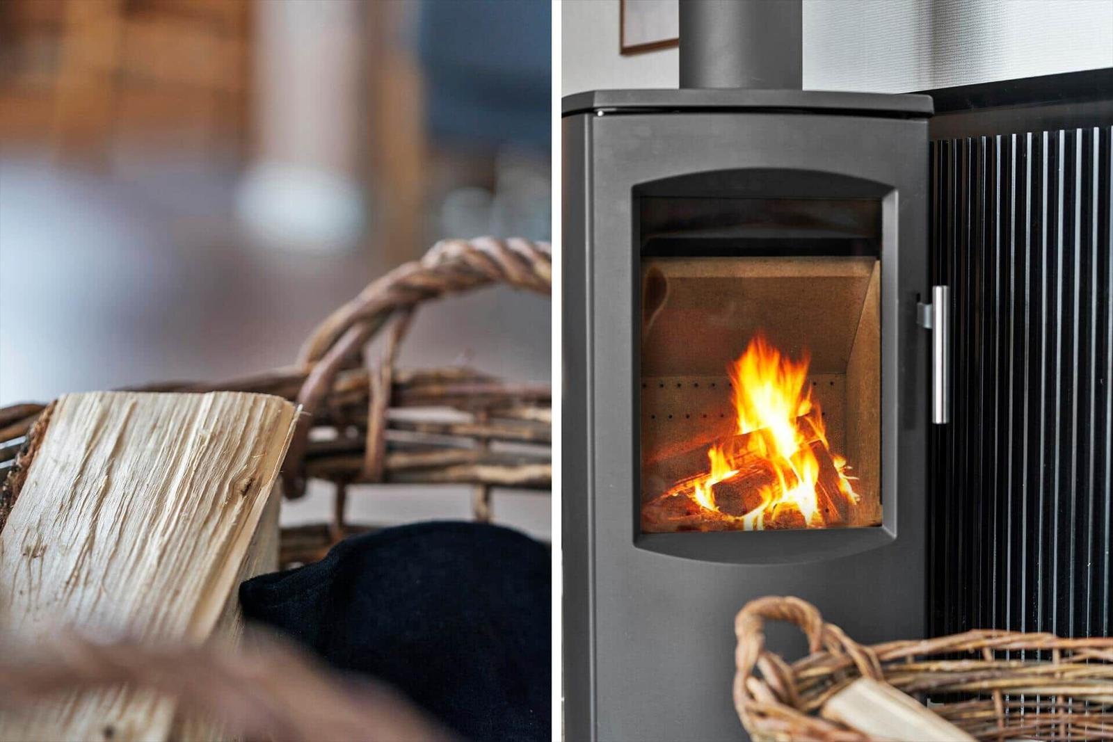 Holzofen mit brennendem Feuer und Korb mit Brennholz