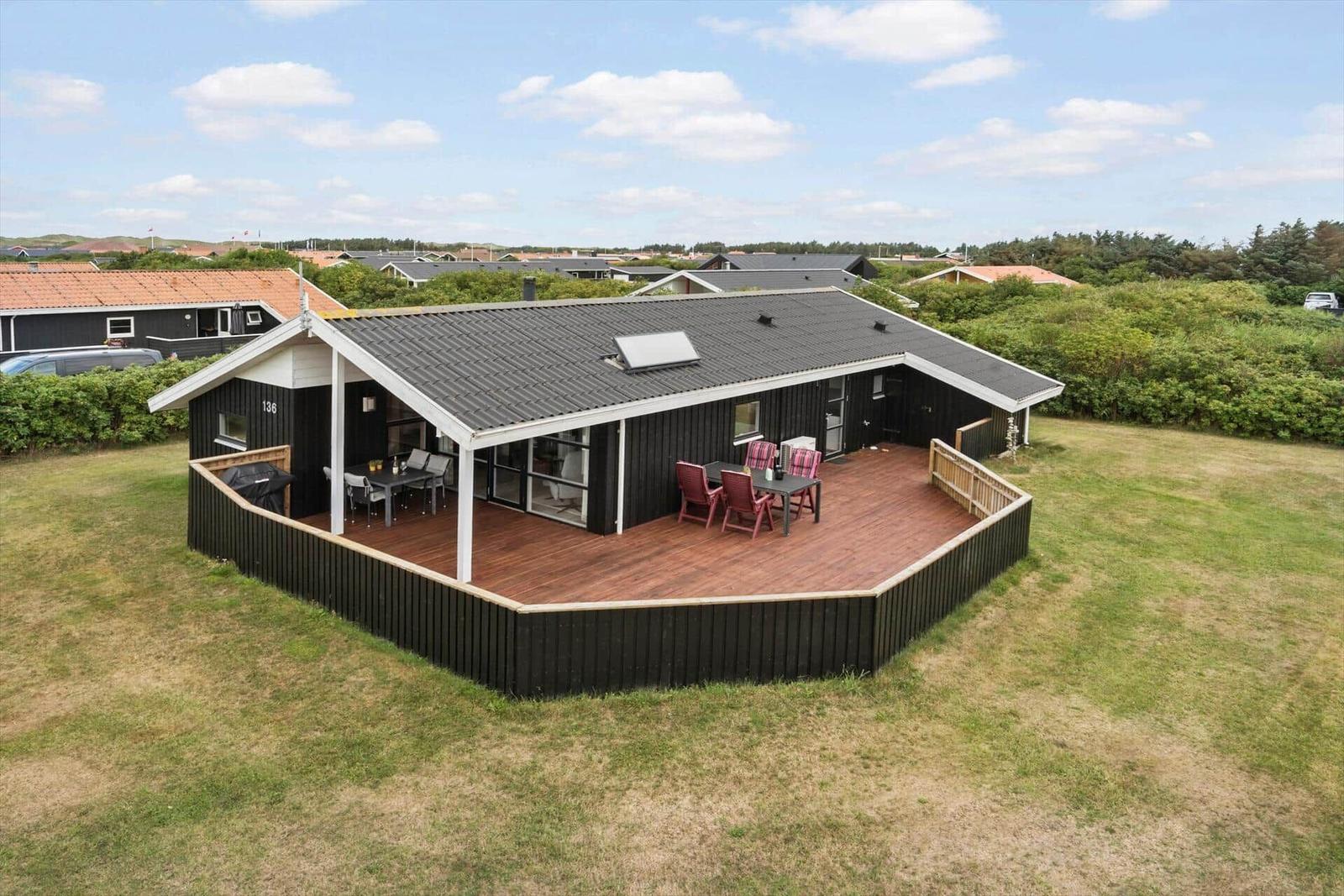 Einhaus mit großer Terrasse, Garten und Aussicht auf die Umgebung.
