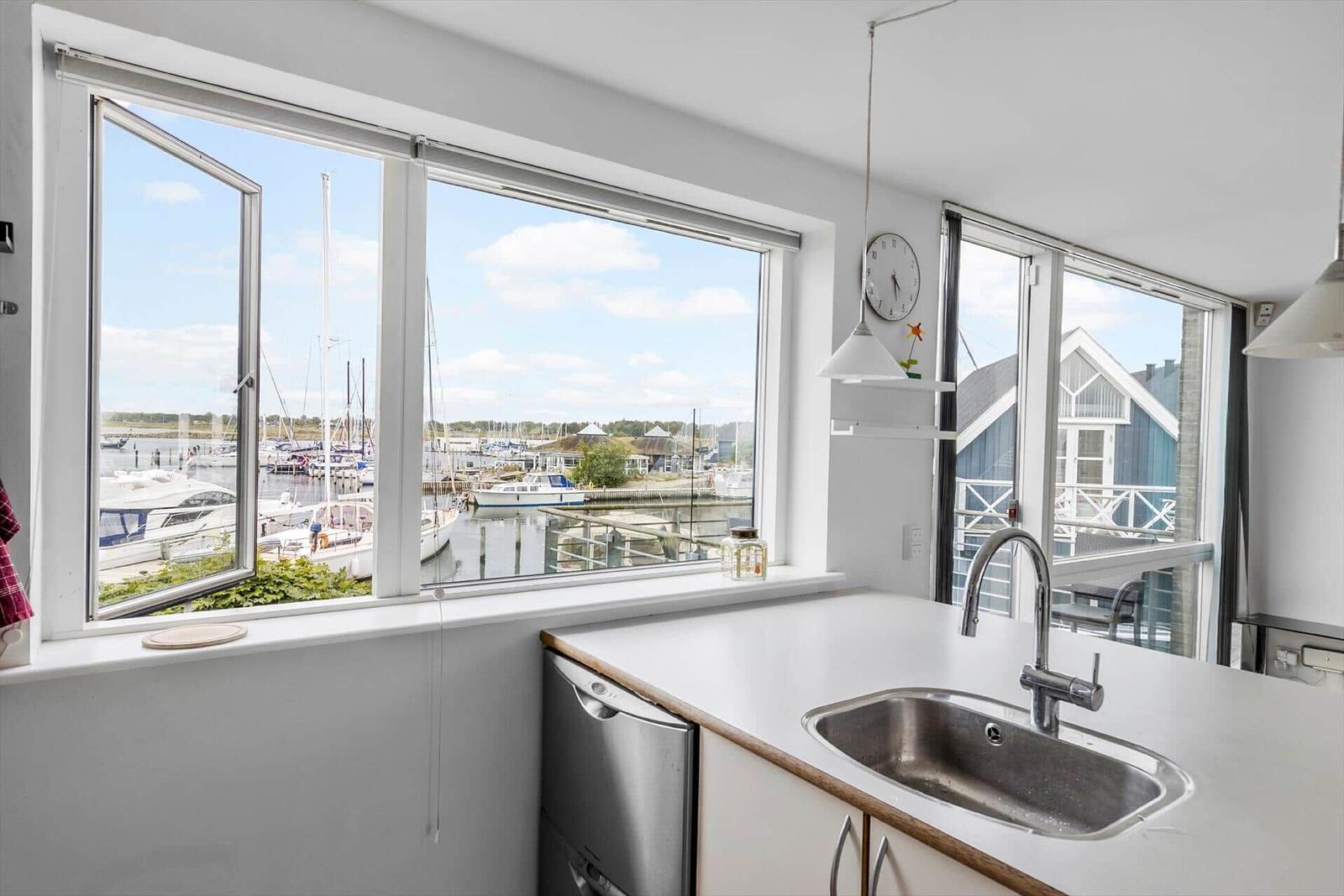 Küche mit Blick auf Hafen und Segelboote