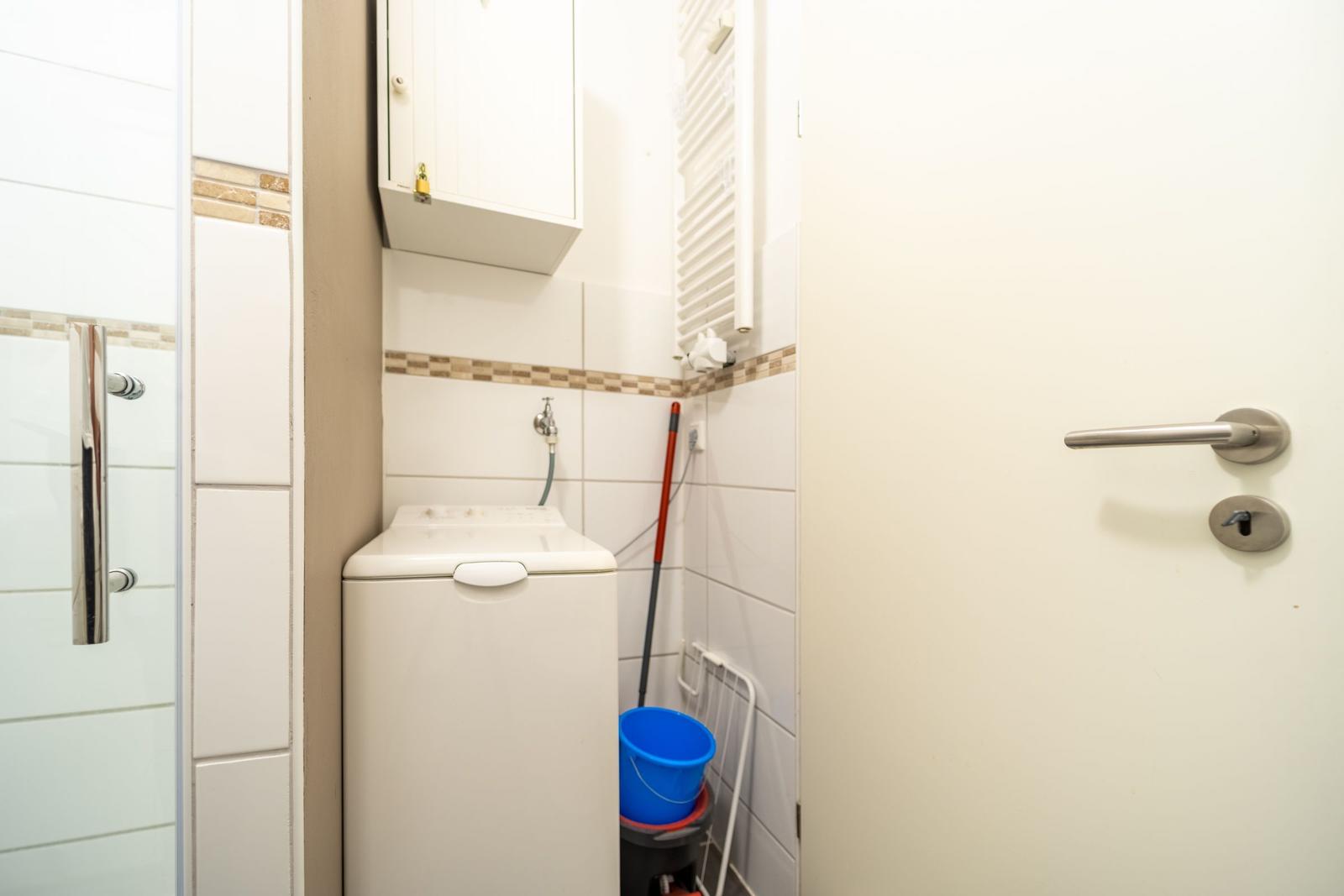 Waschmaschine in Bad mit Dusche und Heizung