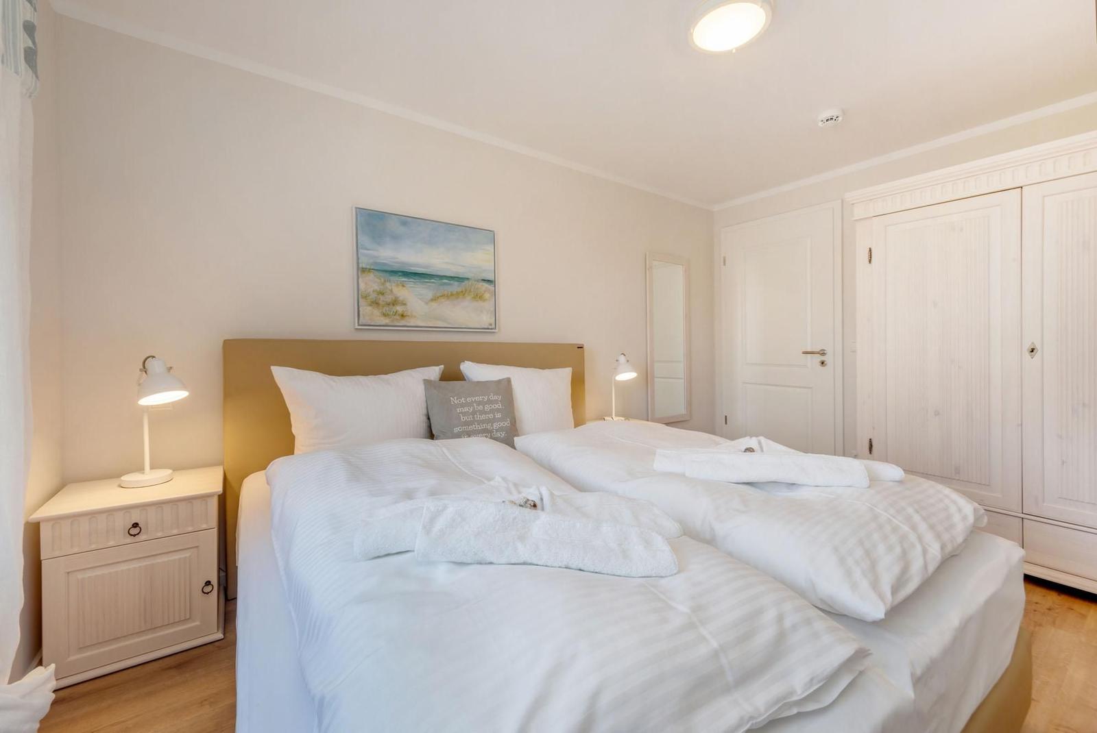 Schlafzimmer mit Doppelbett, Nachttisch und Kleiderschrank