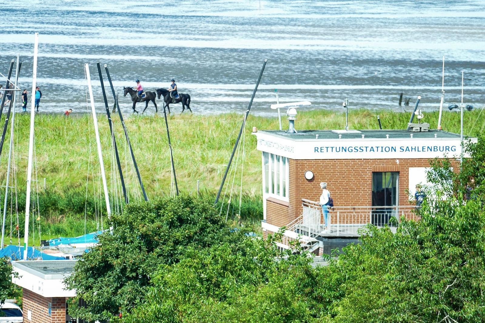 Rettungsstation Sahlenburg mit Strand und Pferden im Hintergrund