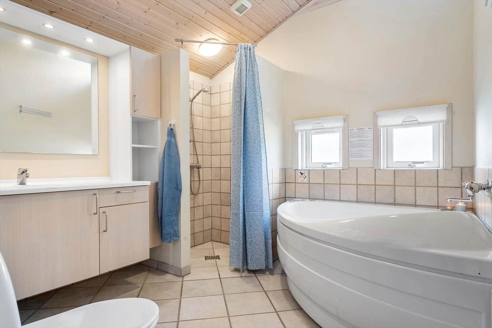 Bad mit Dusche, Badewanne und Waschbecken