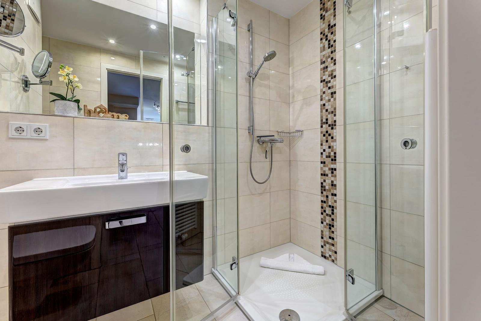 Badezimmer mit Dusche und Waschbecken