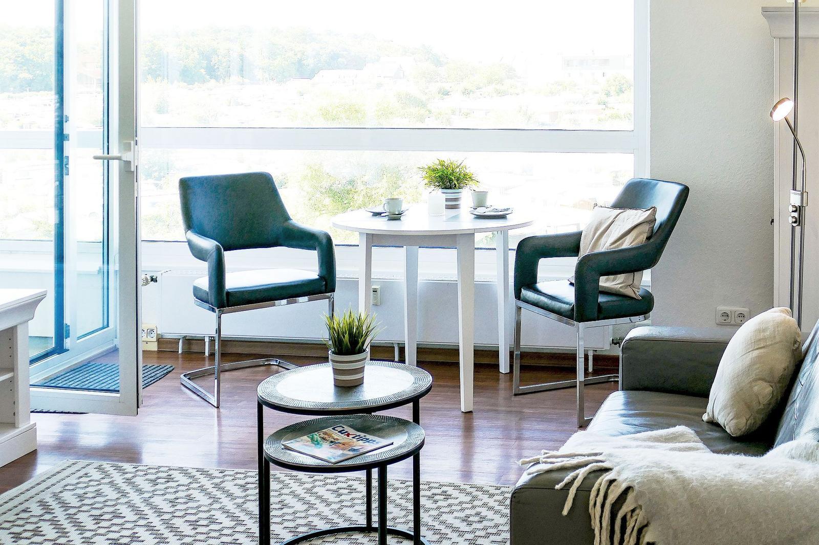 Wohnzimmer mit Sitzgelegenheiten und Blick auf die Umgebung.