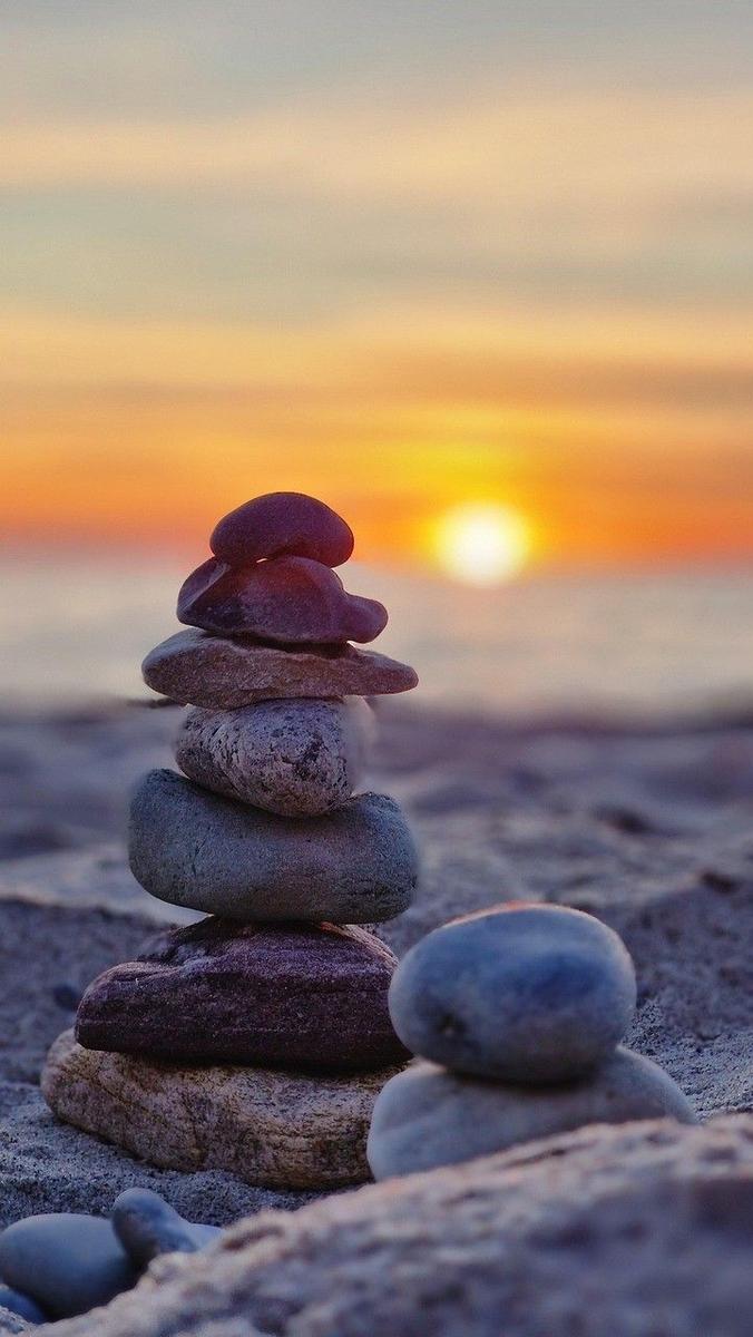 Steine auf dem Strand bei Sonnenuntergang