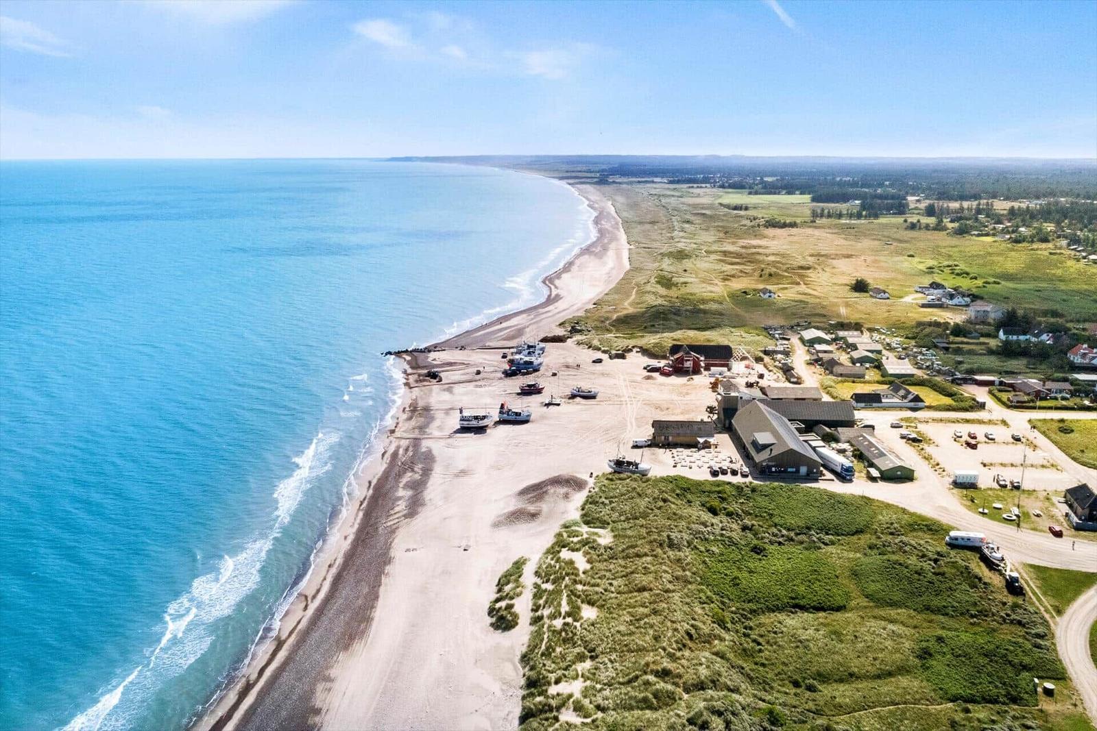 Aerielansicht eines Strandes mit Booten und Häusern