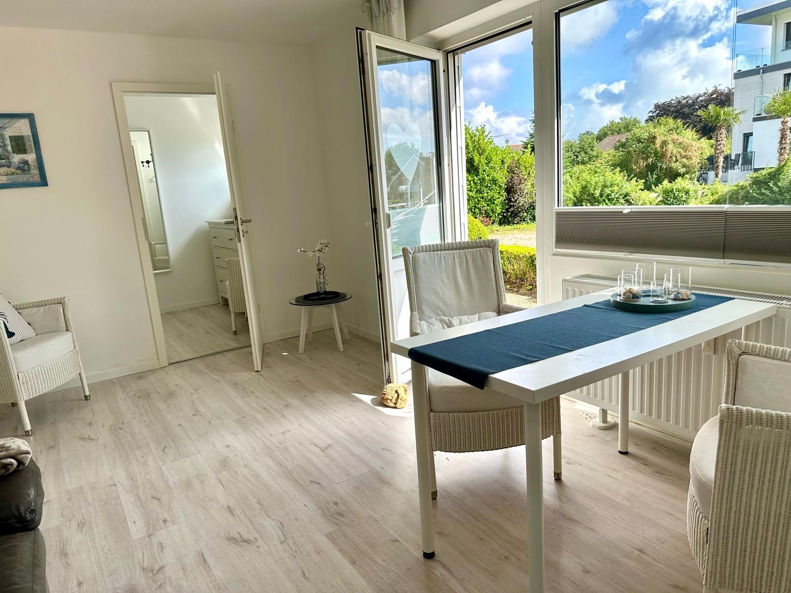 Essbereich mit Tisch und Stühlen. Durchgang zur Schlafzimmer. Blick auf Garten.