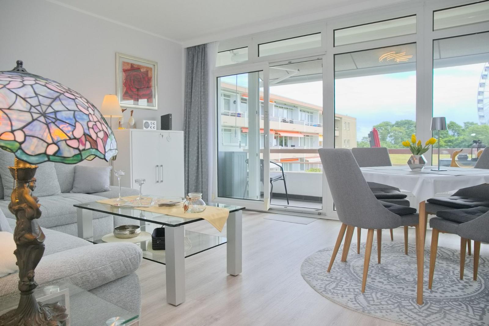 Wohn- und Essbereich mit Blick auf Balkon und Fahrradrad