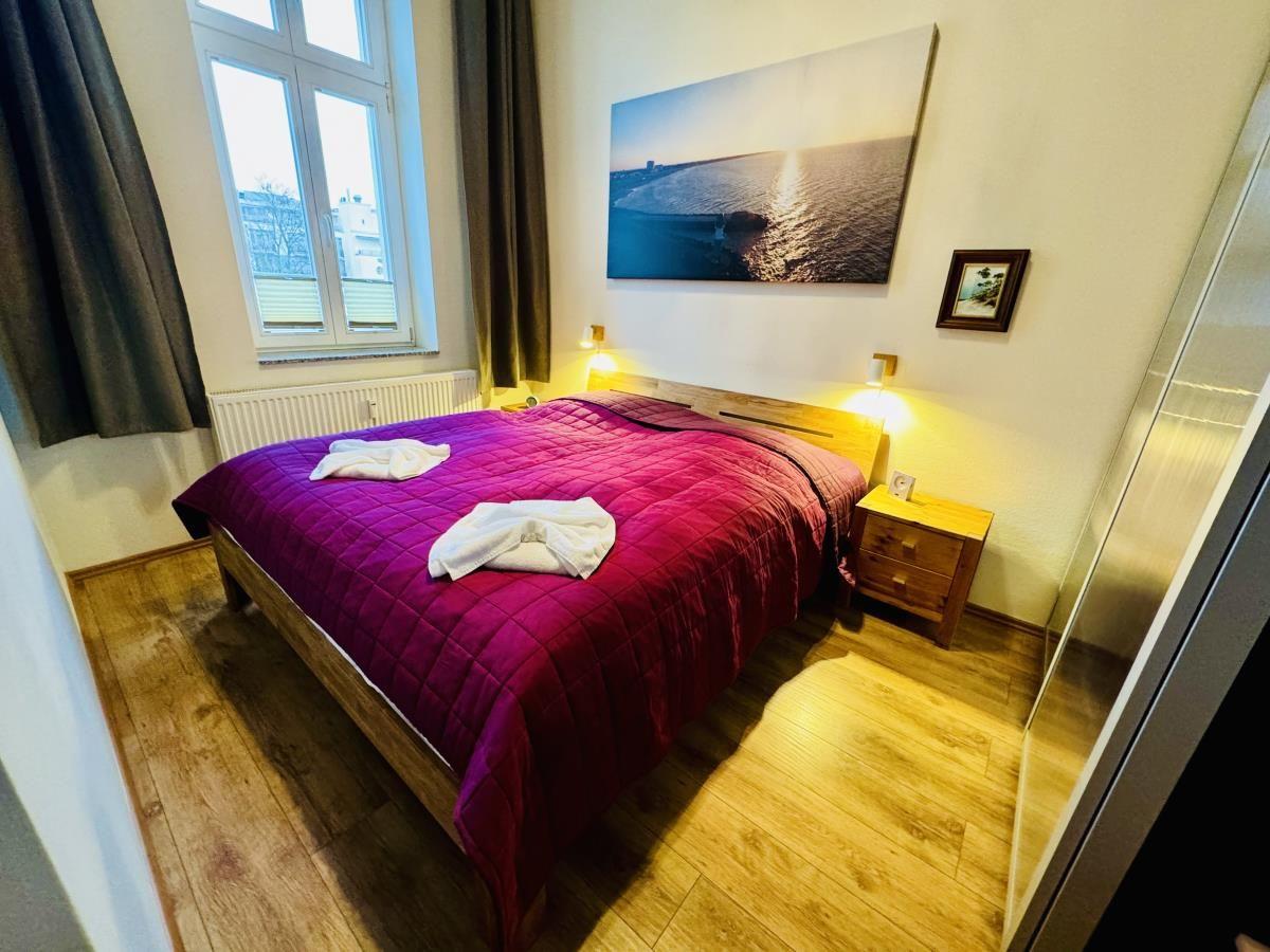 Schlafzimmer mit Bett, Nachttisch und Fenster