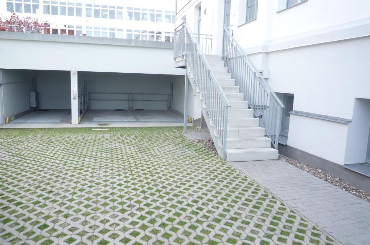 Hinterhof mit Treppenhaus und Parkplätzen