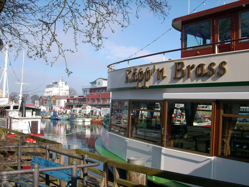 Schiffsrestaurant mit Blick auf Hafen und Boote