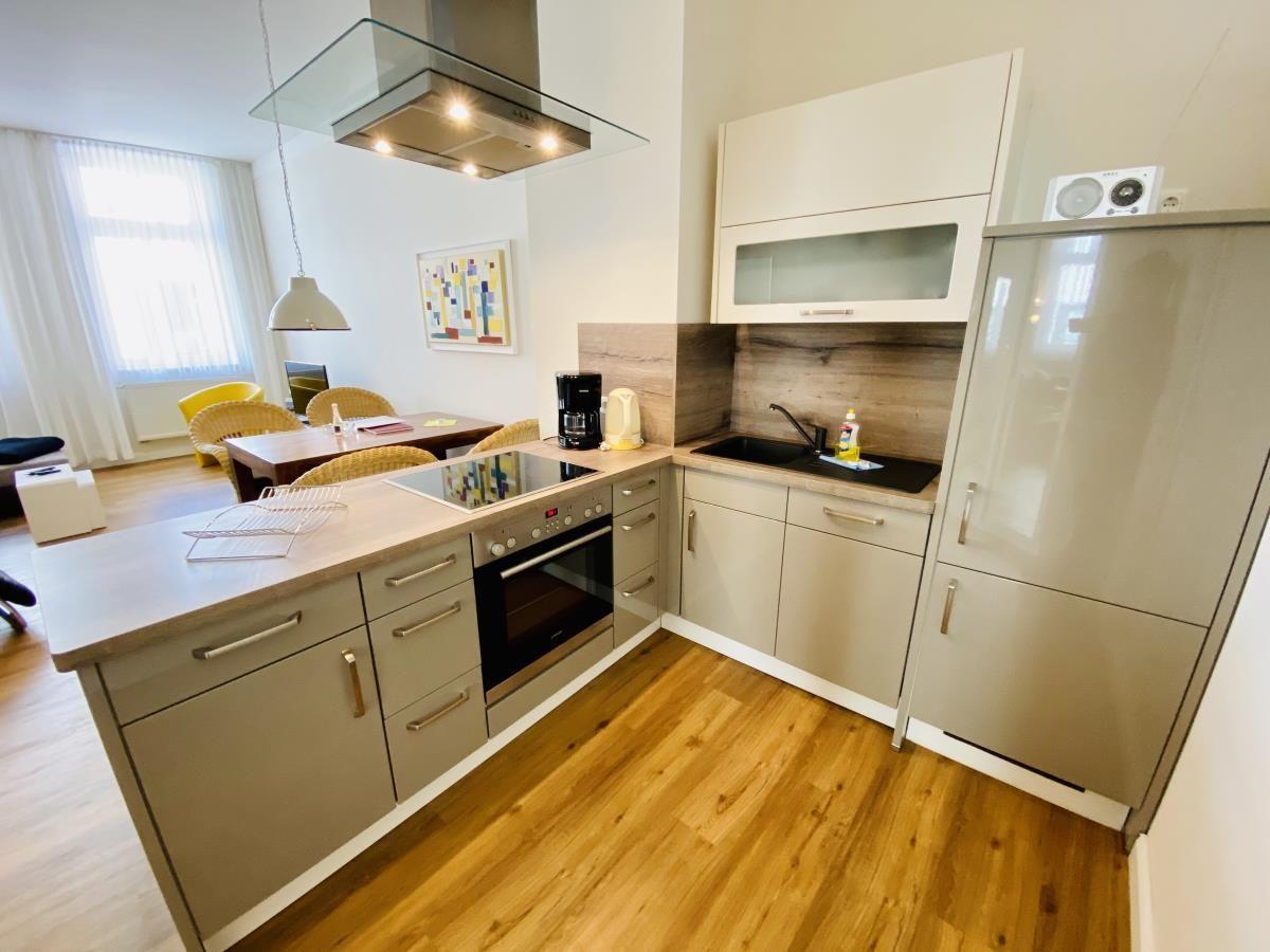 Moderne Küche mit Arbeitsplatte, Spüle und Kühlgerät