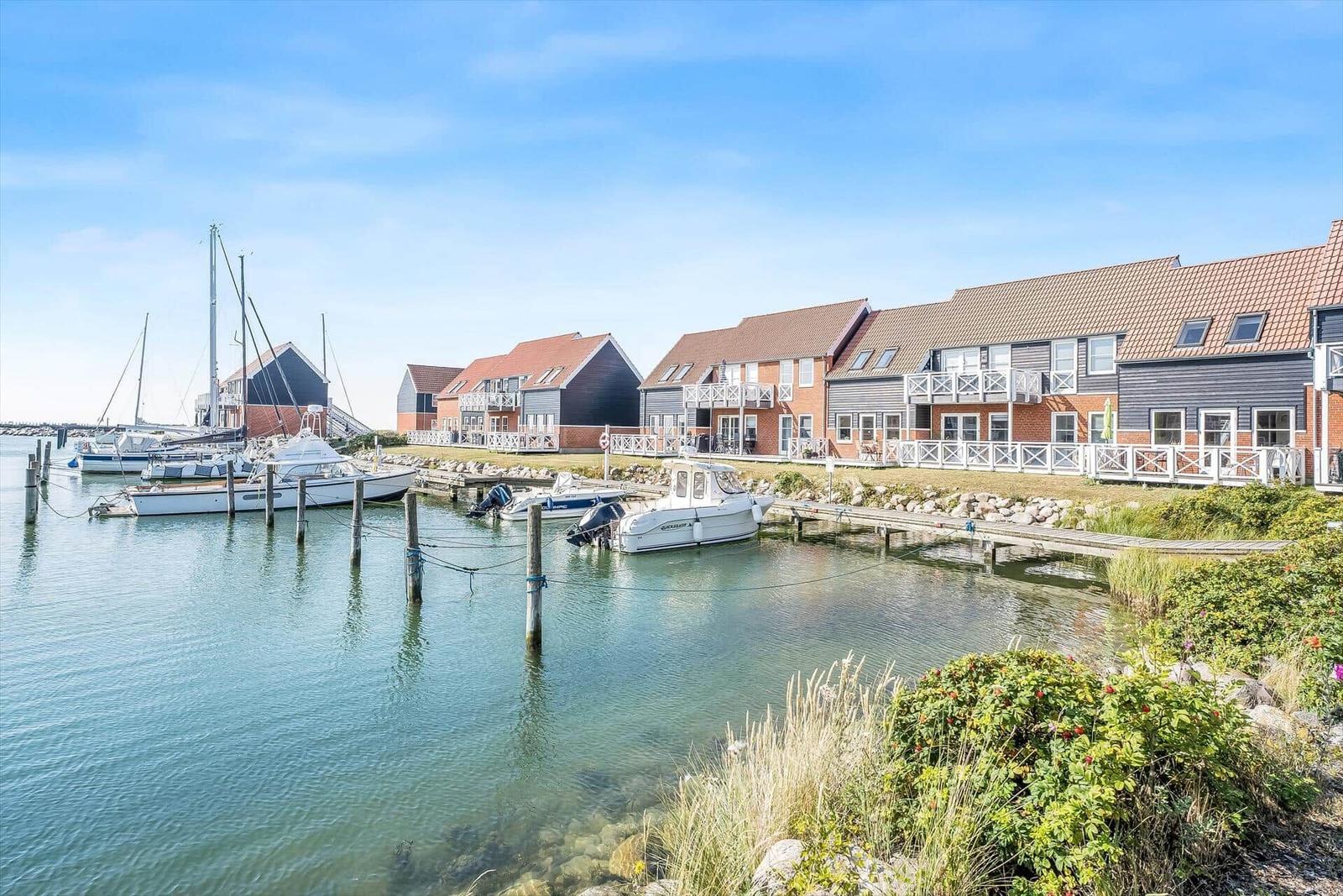 Häuser am Hafen mit Booten und Steg