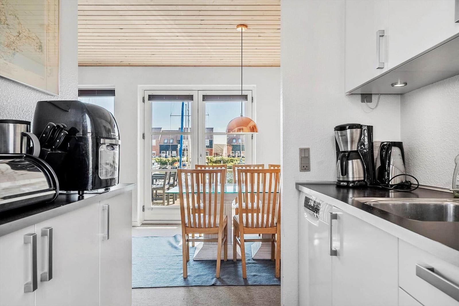 Küche mit Essbereich und Blick auf Hafen.