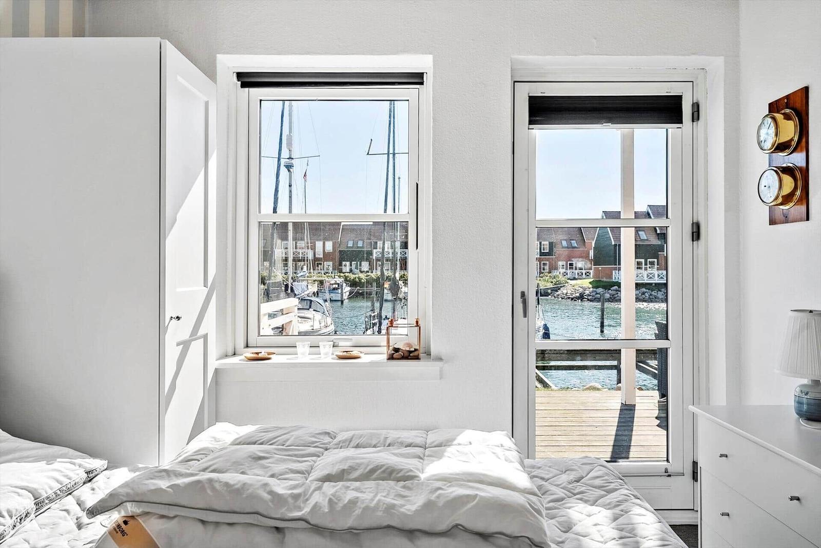 Schlafzimmer mit Blick auf Hafen und Bootsanlegestelle.