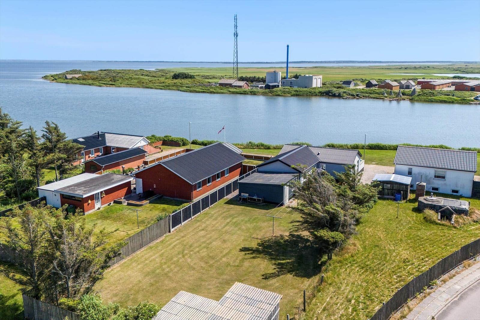 Villa mit Garten und Blick auf Fluss und Grünland