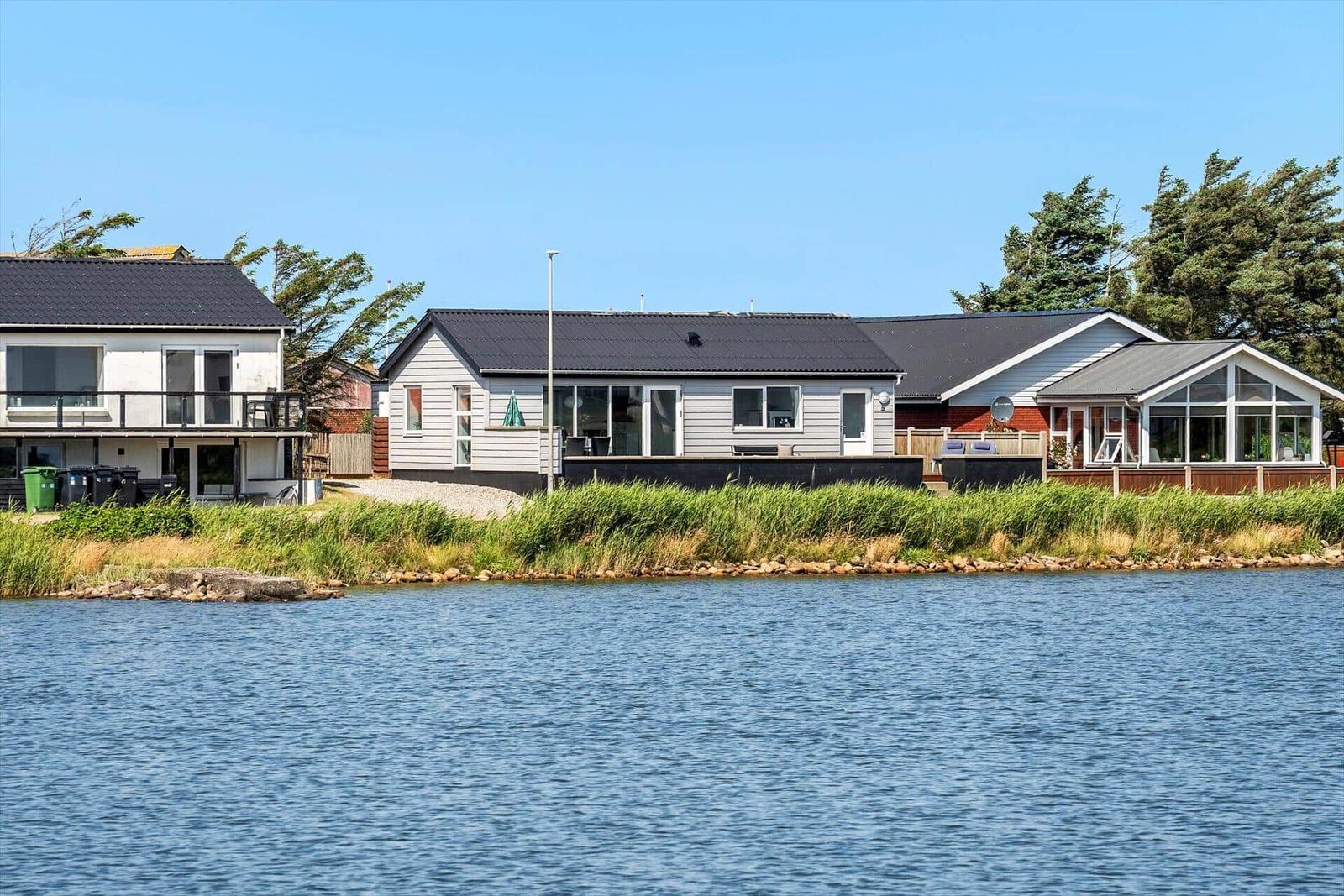 Wohnhaus mit Blick auf Wasser und Grünflächen