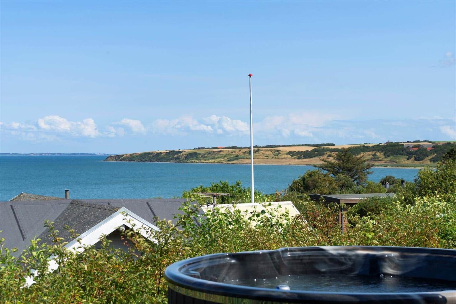 Hot tub mit Blick auf Meer und Hügel