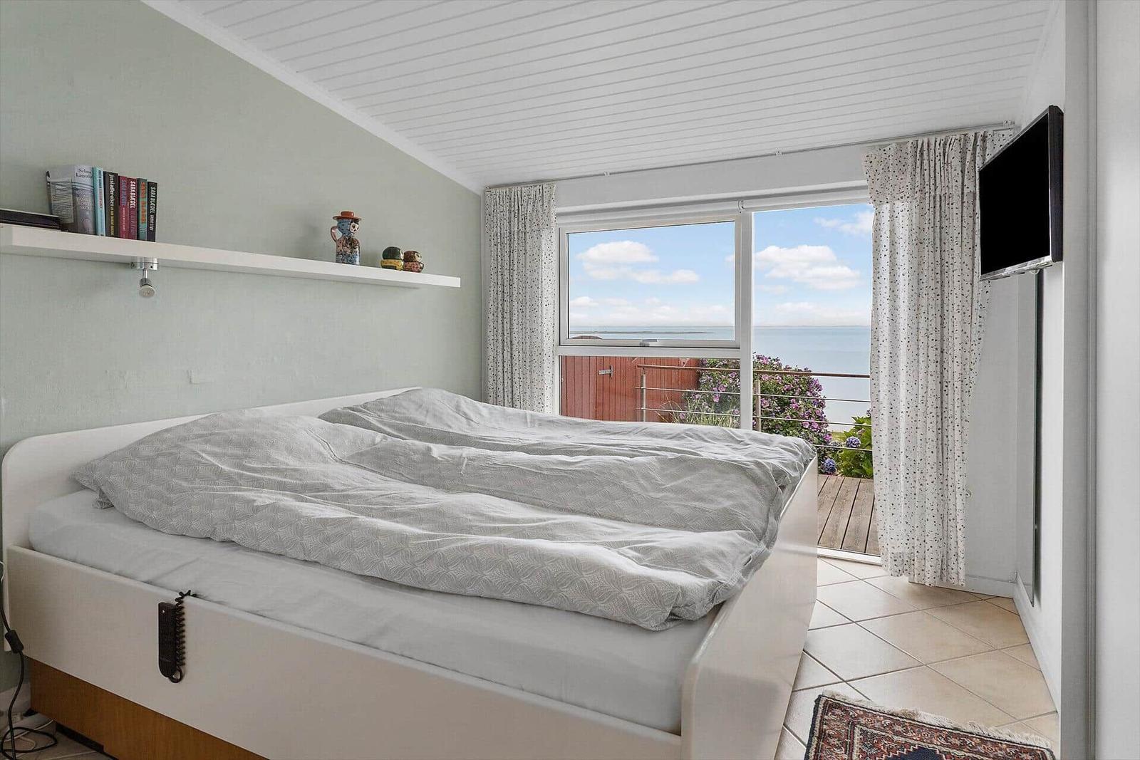 Schlafzimmer mit Blick auf Meer und Balkon