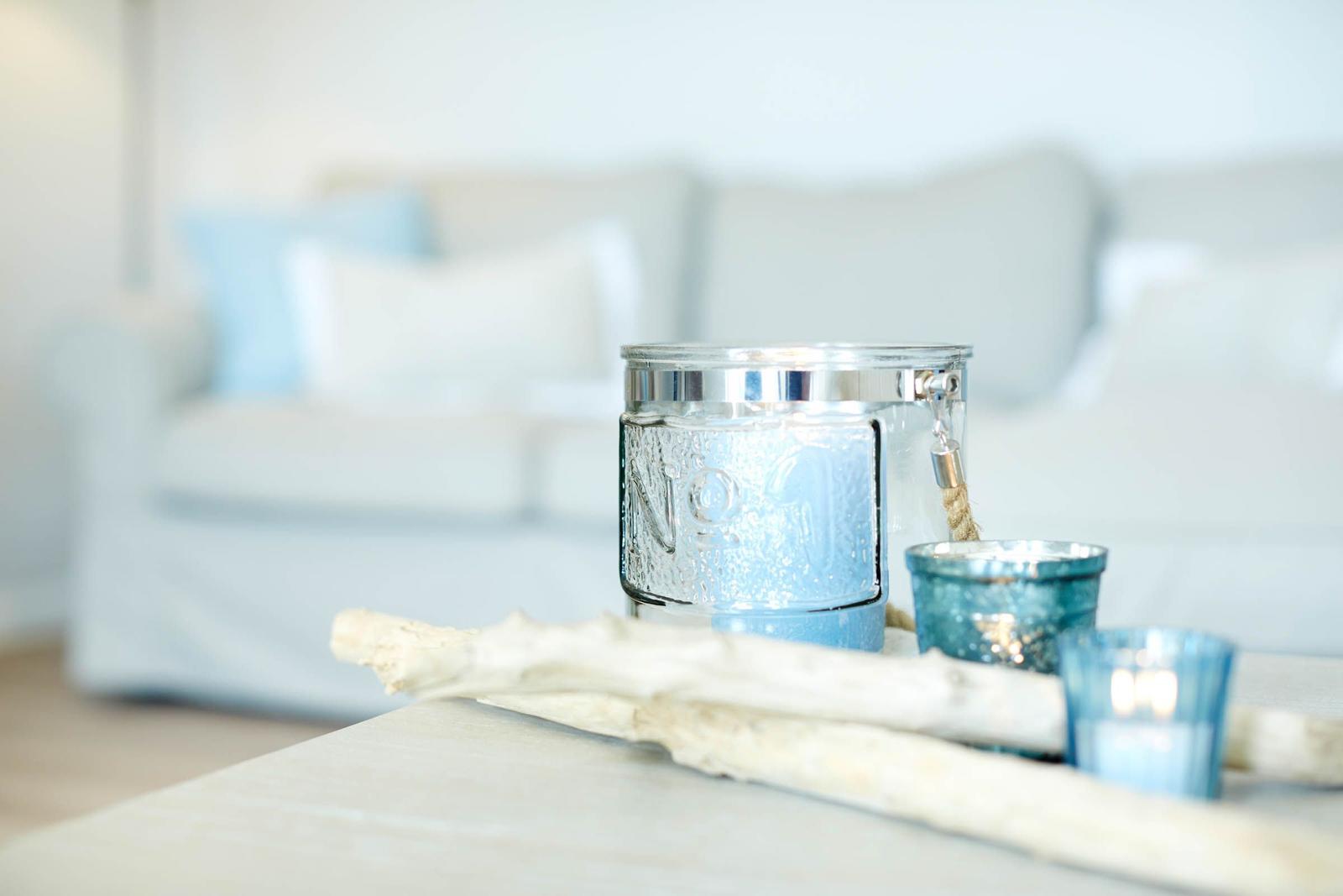 Tisch mit Glasbehältern und Driftwood im Wohnbereich