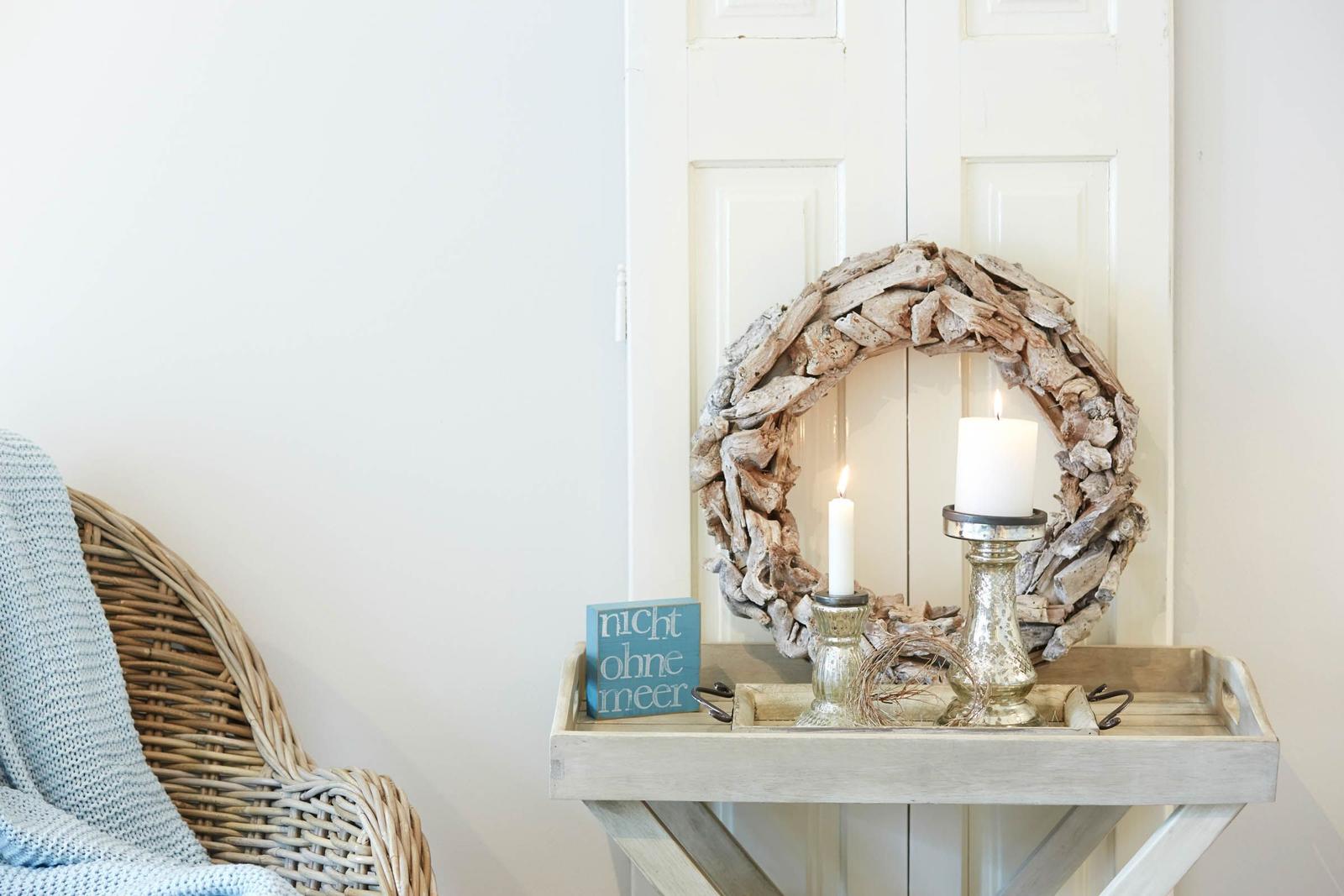 Holztablett mit Kerzen, Kranz und Schild vor Tür