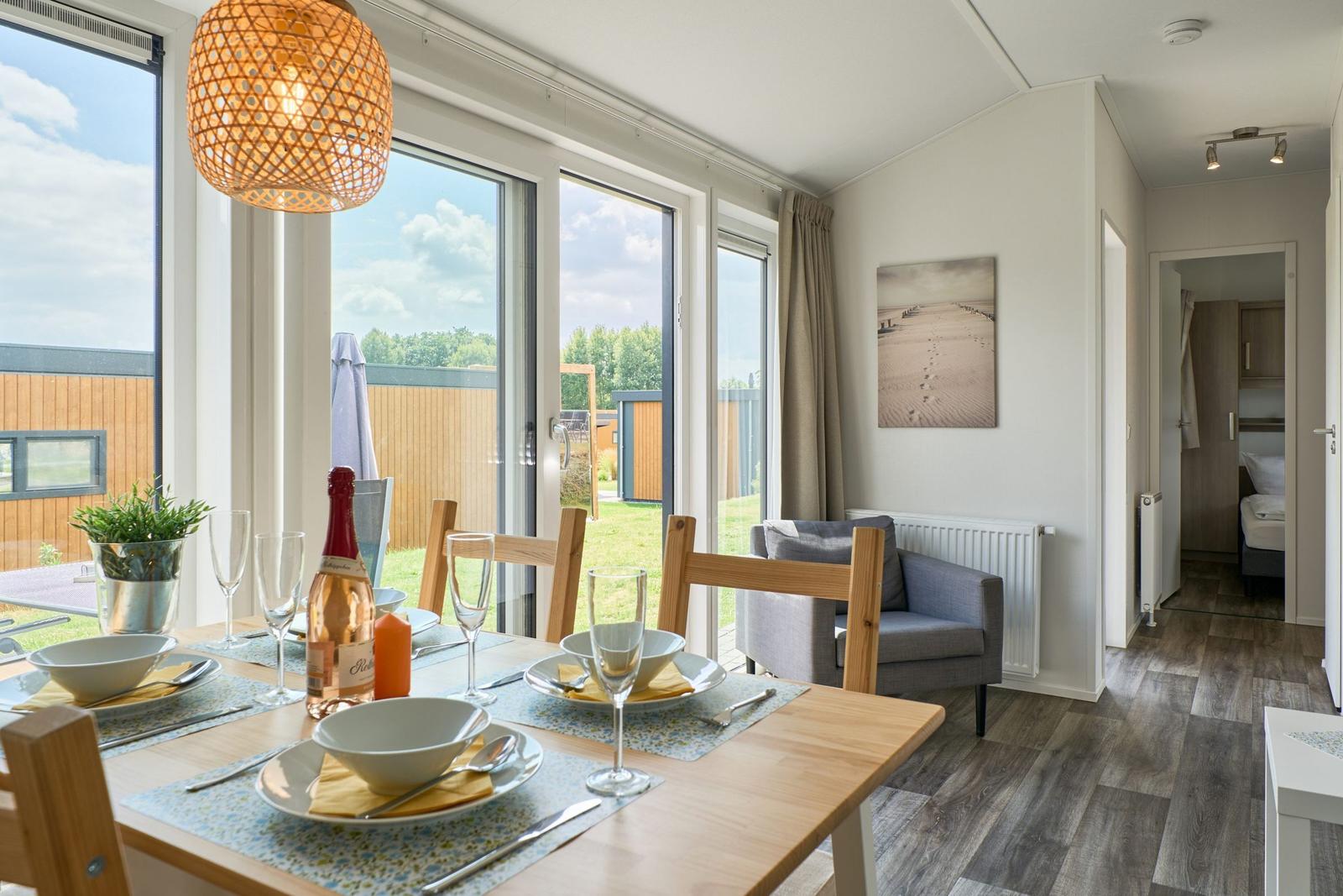 Essbereich mit Tisch, Stühlen und Blick auf die Terrasse