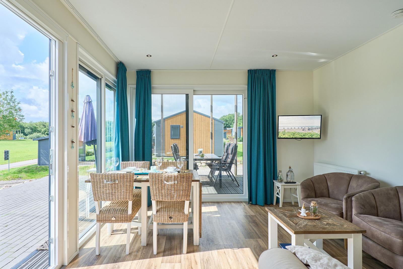 Wohn- und Essbereich mit Blick auf die Terrasse und Garten.