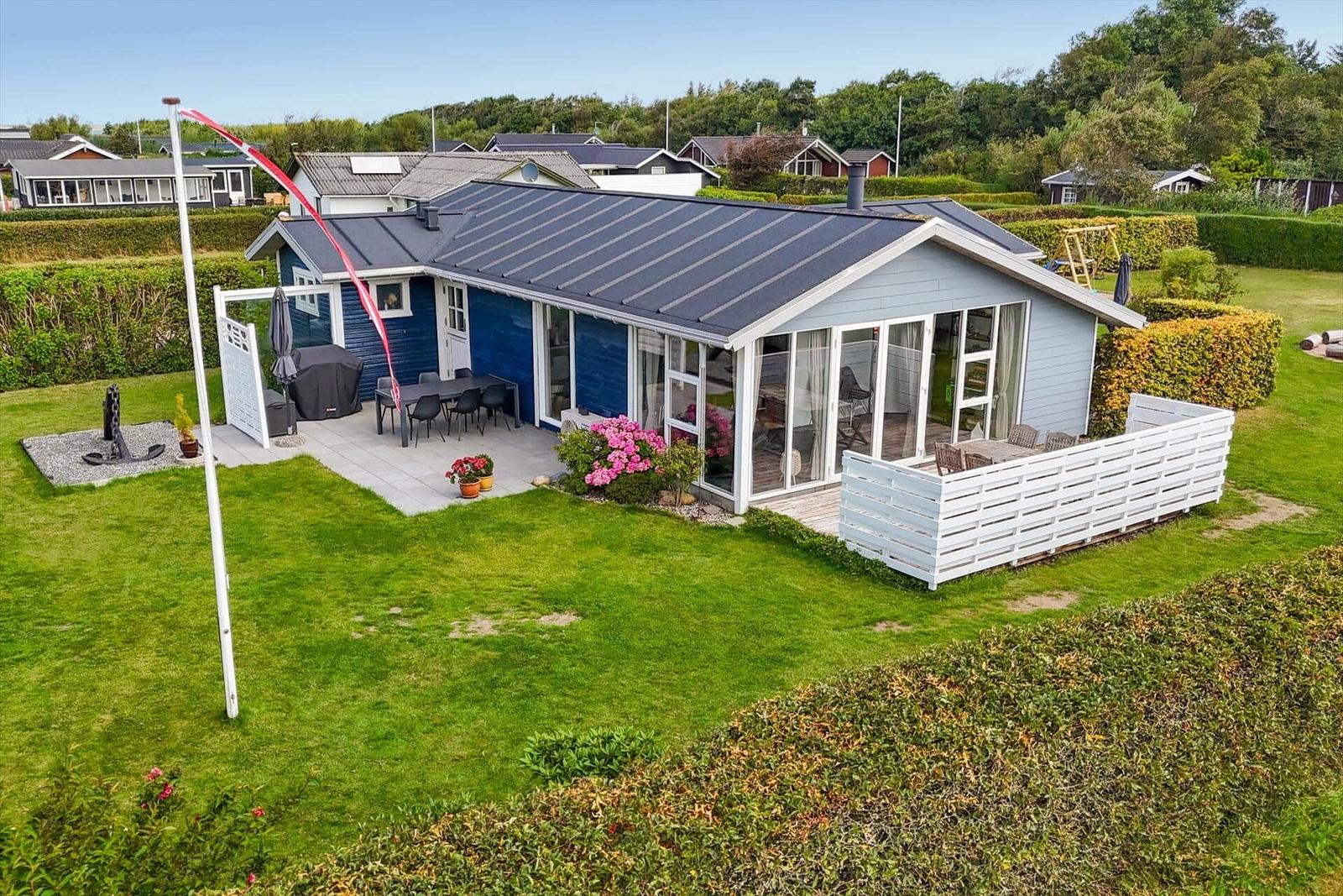 A house with terrace, garden and sun protection. A good vacation home.