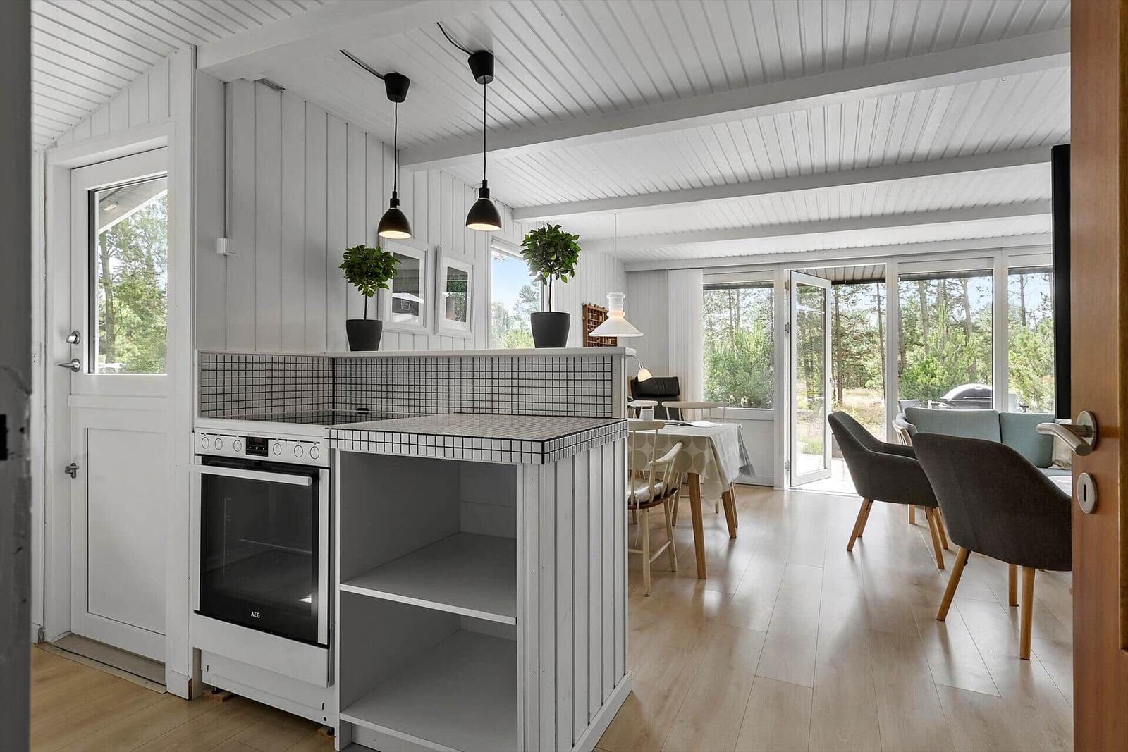 Küche mit Essbereich und Blick auf die Außenterrasse