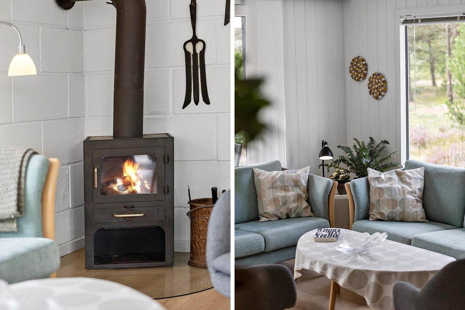 Kamin mit brennendem Feuer und gemütliche Sitzgelegenheiten im Wohnzimmer