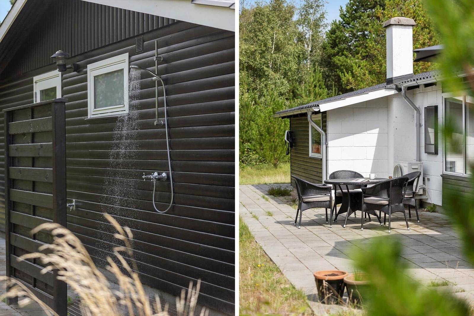 Außen-Dusche an Hauswand und Terrasse mit Sitzgruppe.