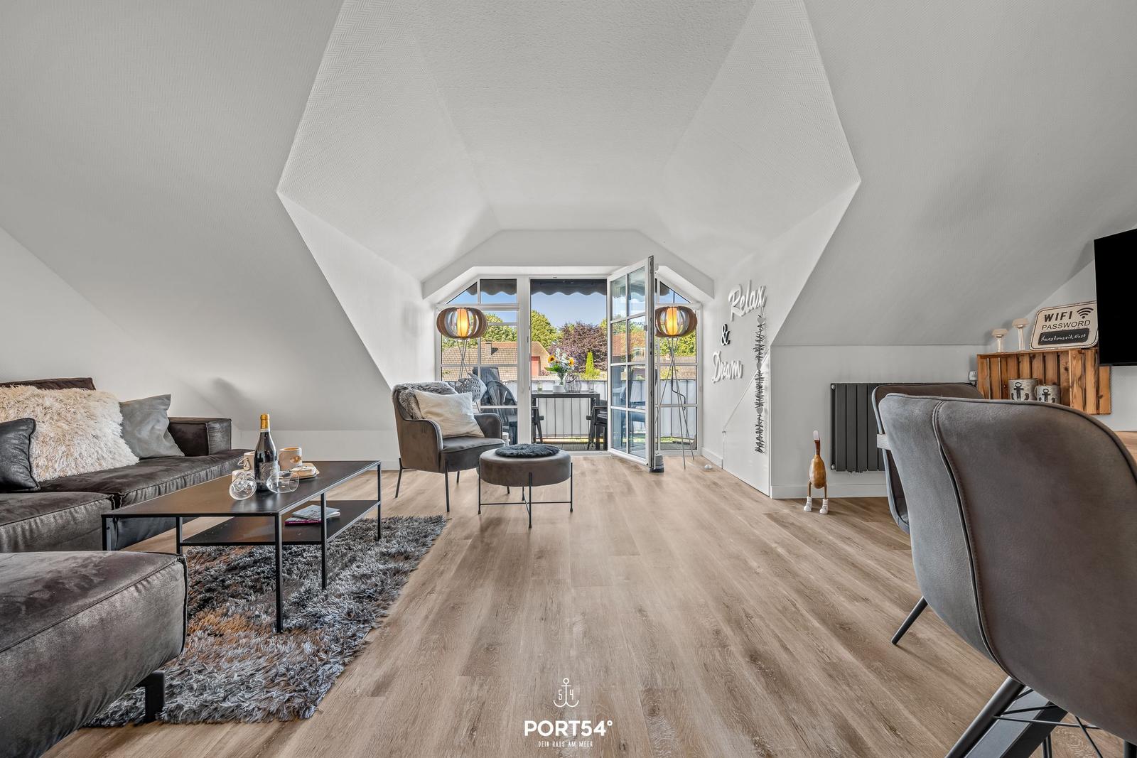 Wohnbereich mit Schlafzimmer, Balkon und moderner Einrichtung.