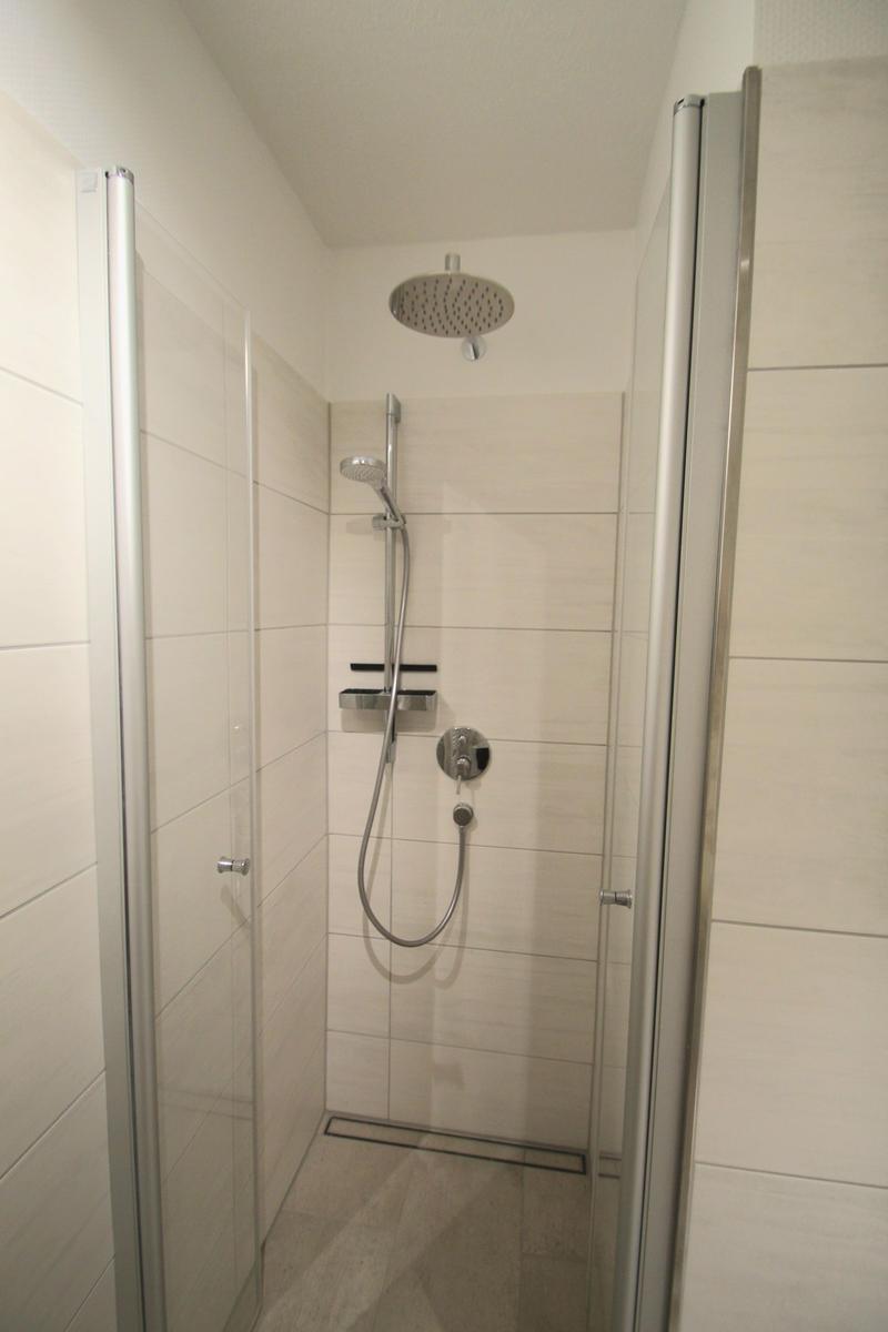 Duschkabine mit Duschbrause und Handbrause