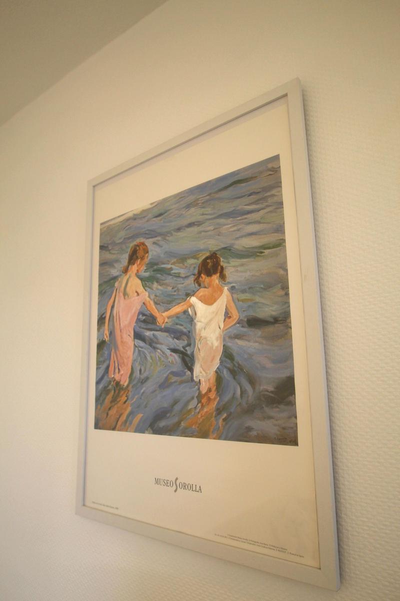 Gemälde von zwei Personen am Strand im Museum Sorolla Rahmen hängend