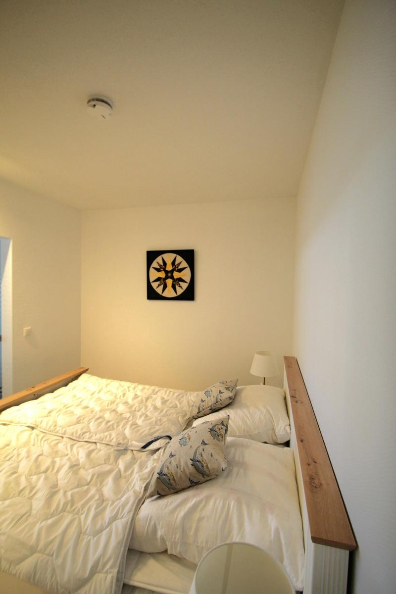 Schlafzimmer mit Bett, Wandbild und Nachttisch