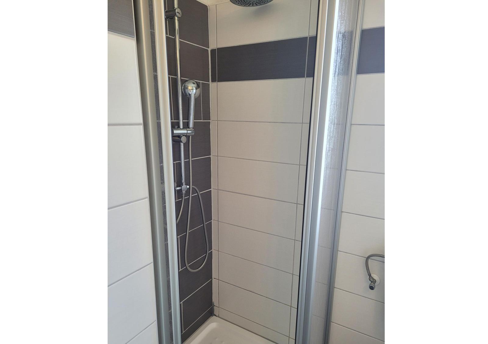 Duschkabine mit Duschbrause und Glaswand