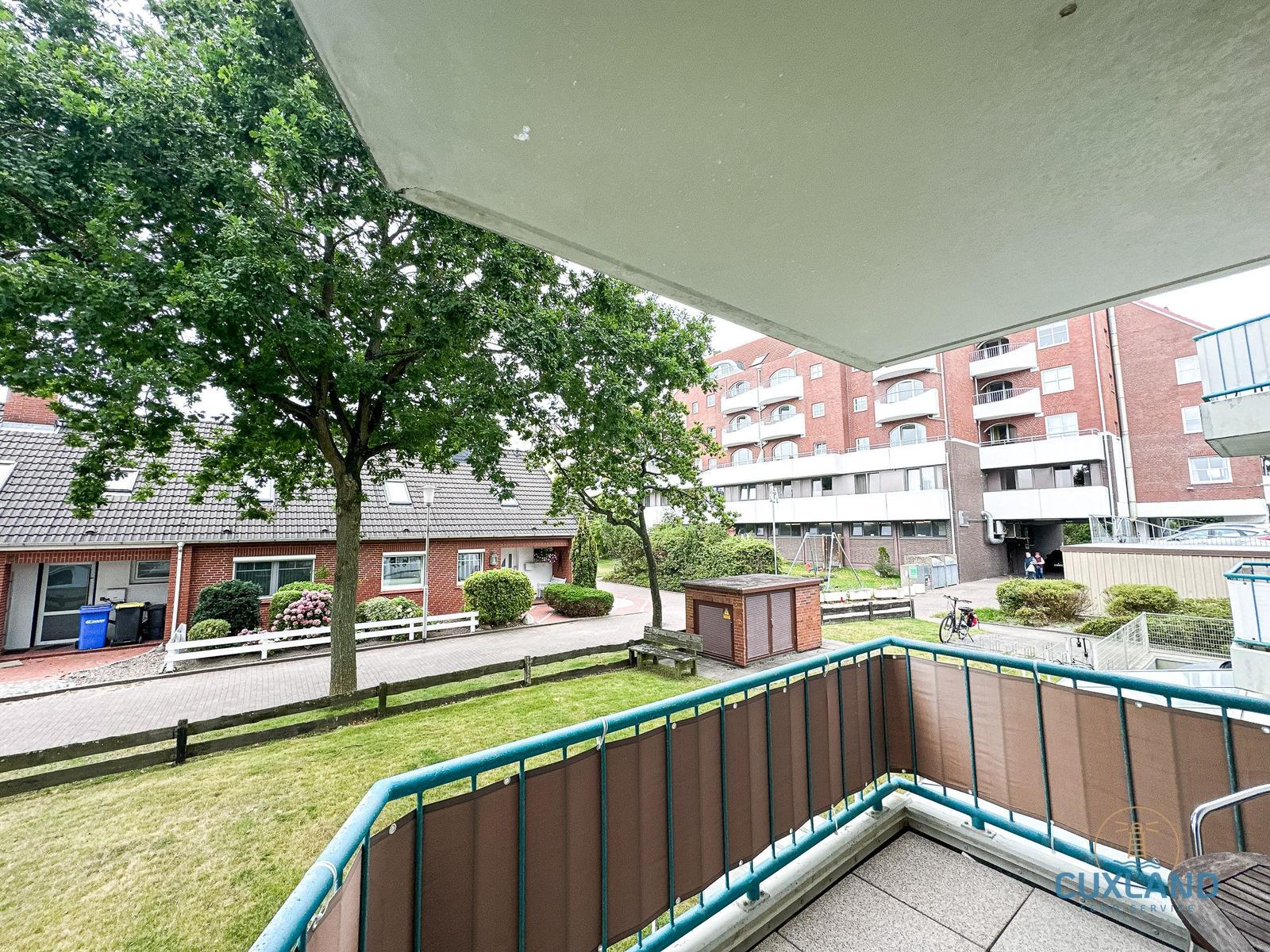 Terrasse mit Blick auf Grünfläche und Wohnhäuser