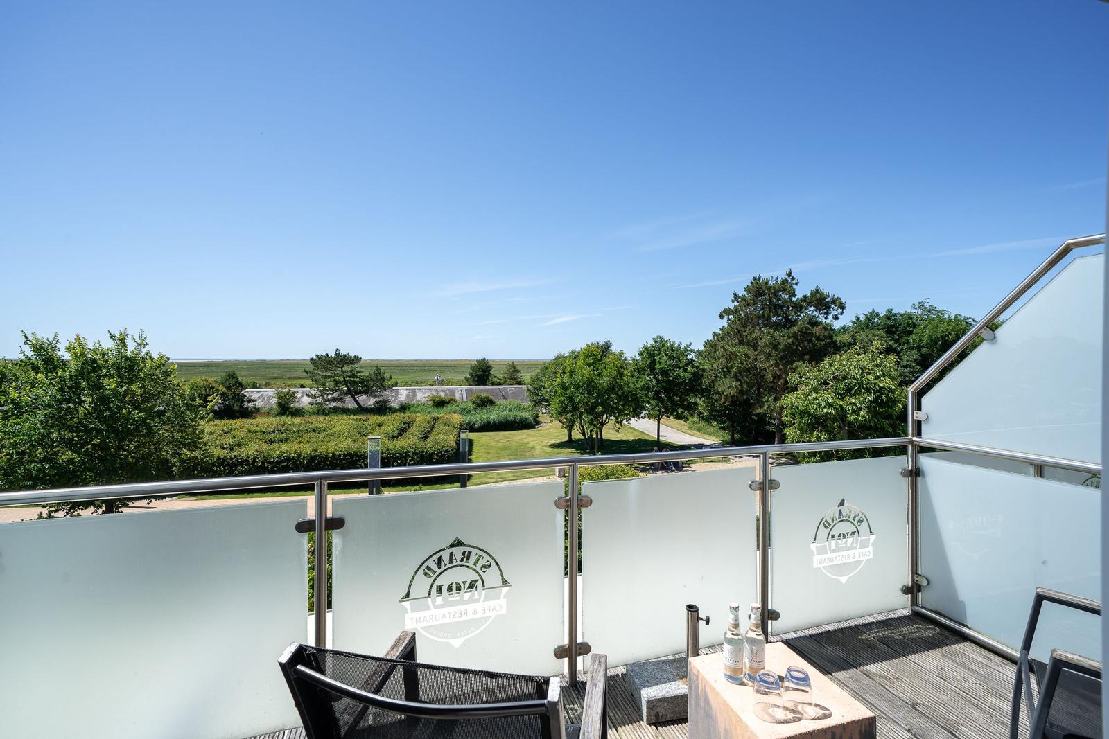 Terrasse mit Sicht auf grüne Landschaft und klare Himmel