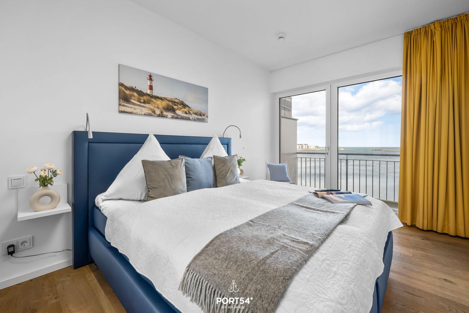 Schlafzimmer mit Blick aufs Meer und Balkon