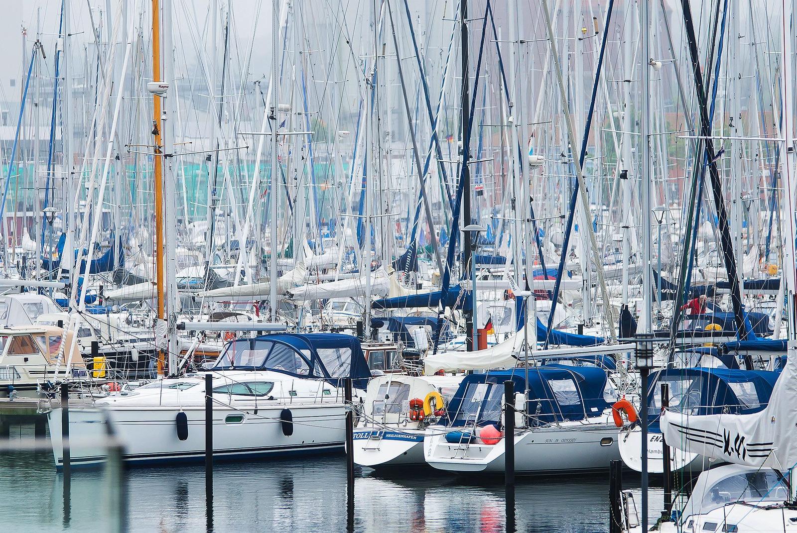 Hafen mit vielen Segelyachten und Booten im Wasser