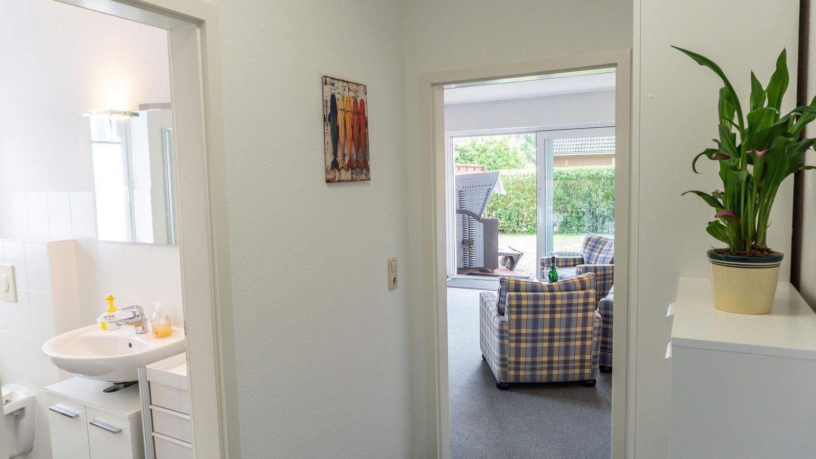 Badezimmer und Wohnbereich mit Blick auf den Garten.