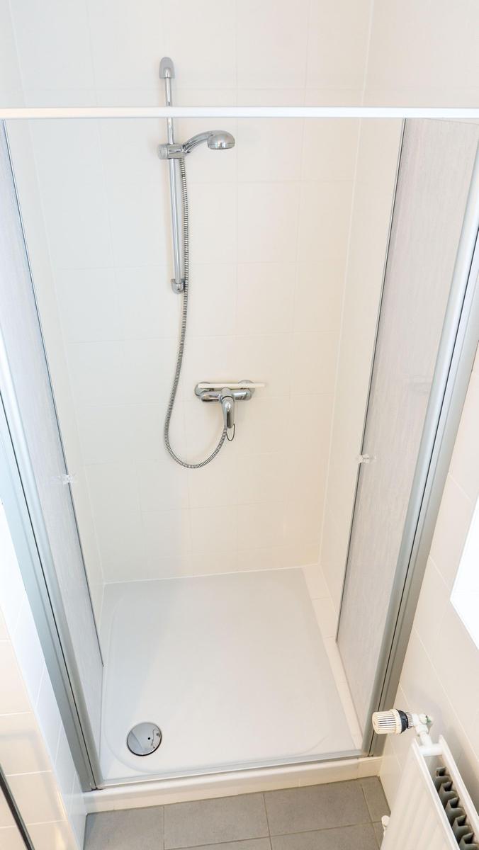 Duschkabine mit Duschbrause und Bodenablauf