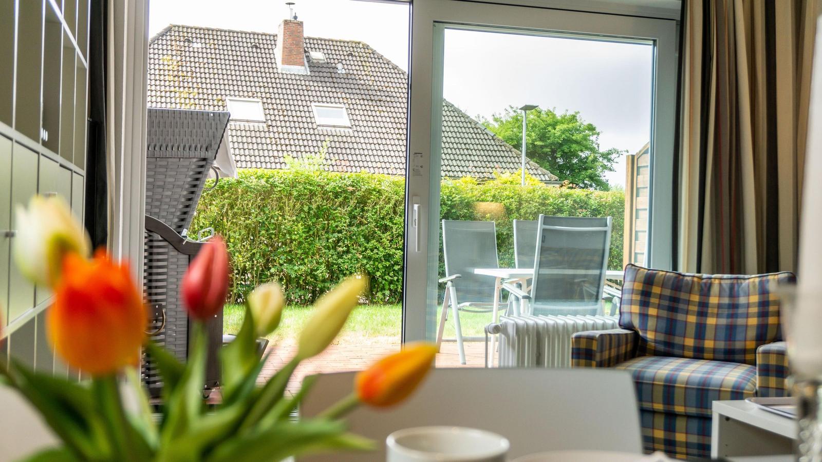 Durchgehendes Fenster mit Blick auf Terrasse und Garten.
