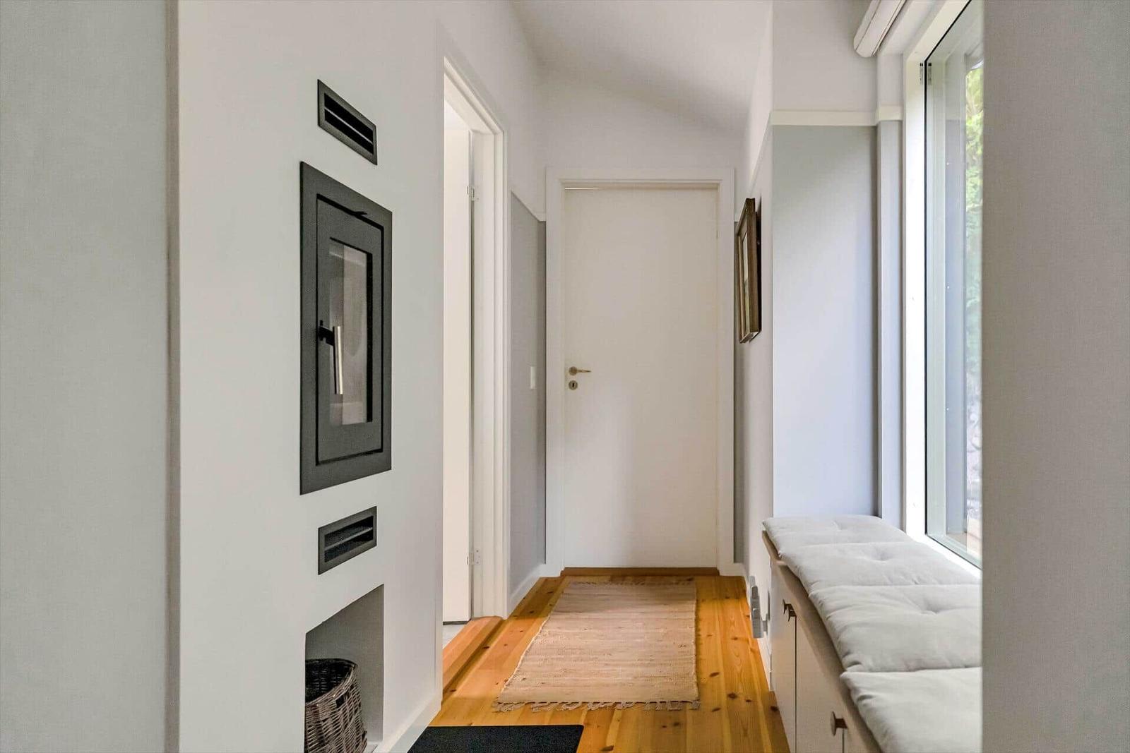 Flur mit Holzboden, Fensterbank und eingebauter Heizung.