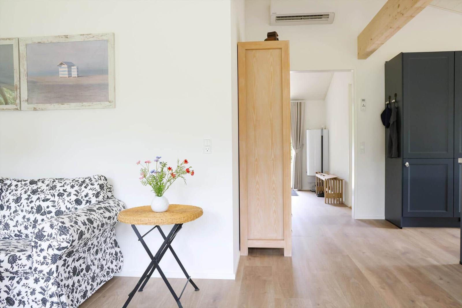 Wohnbereich mit Sofa, Tisch und Bild an der Wand.