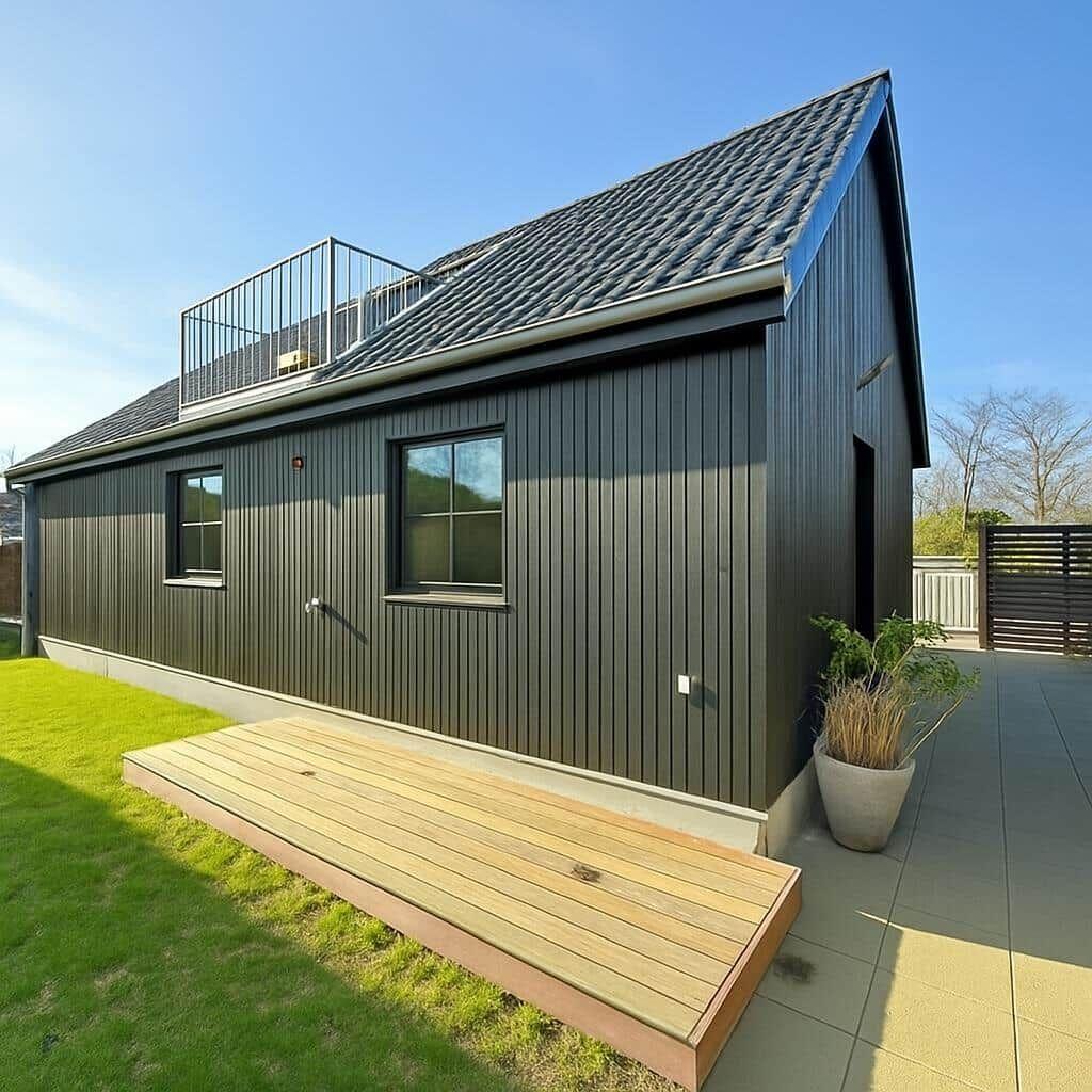 Moderne Holzhütte mit Terrasse und Dachterrasse.