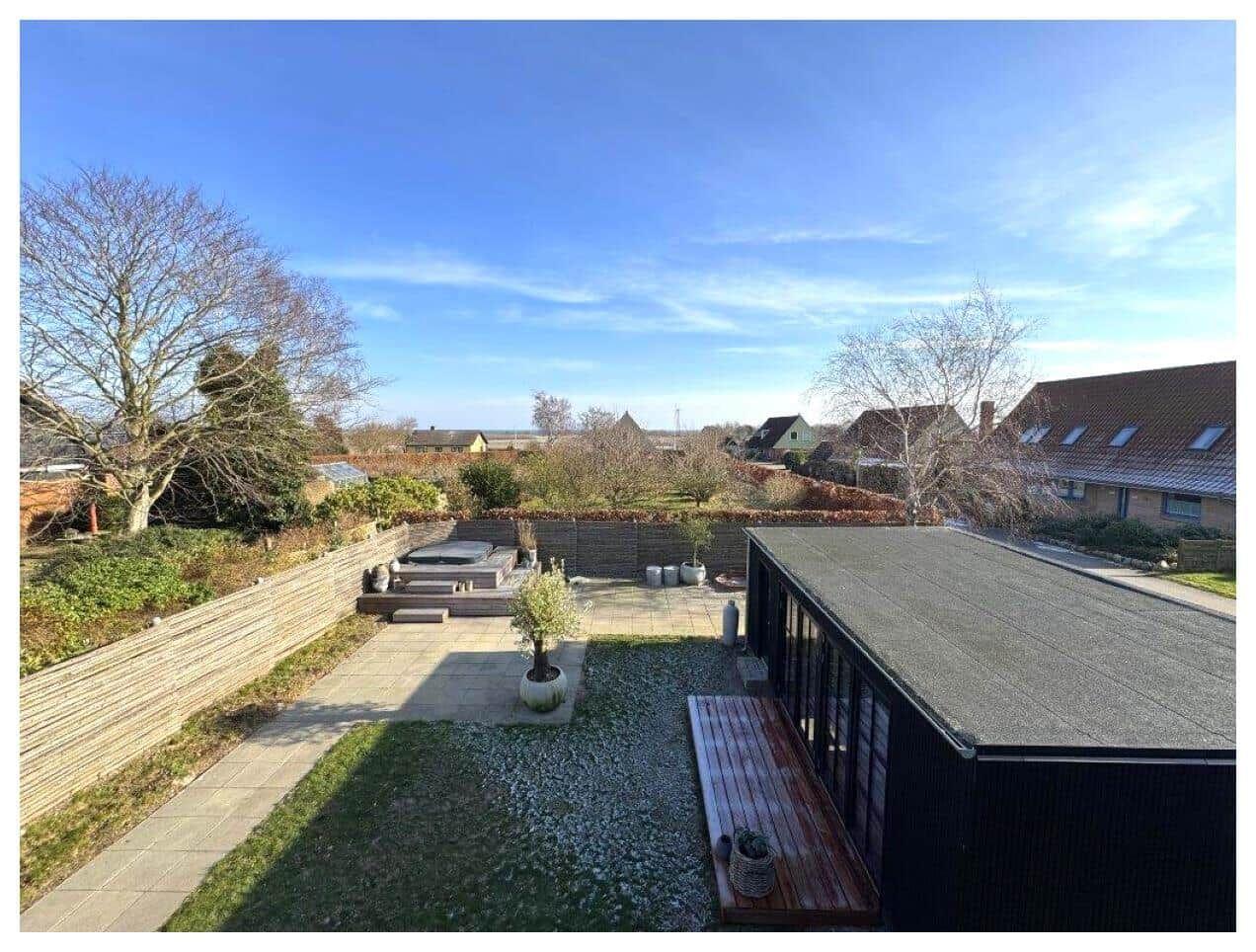 Terrasse mit Garten, Sitzgelegenheiten und Blick auf die Umgebung.