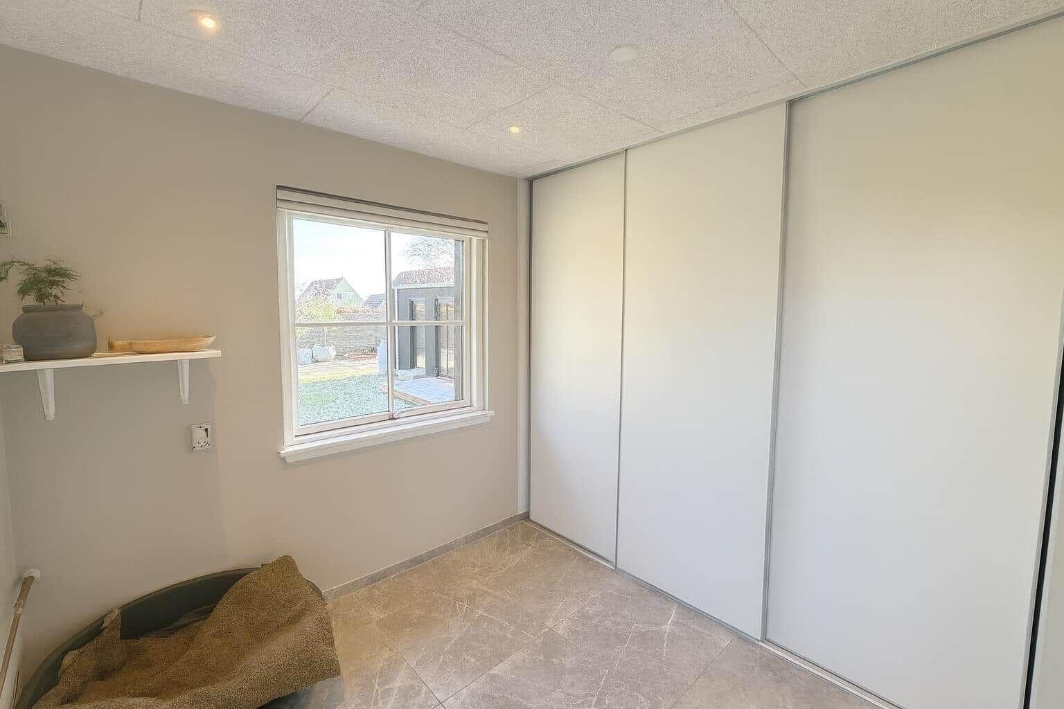 Zimmer mit Schlafcabinen, Fenster und Bodenfliesen